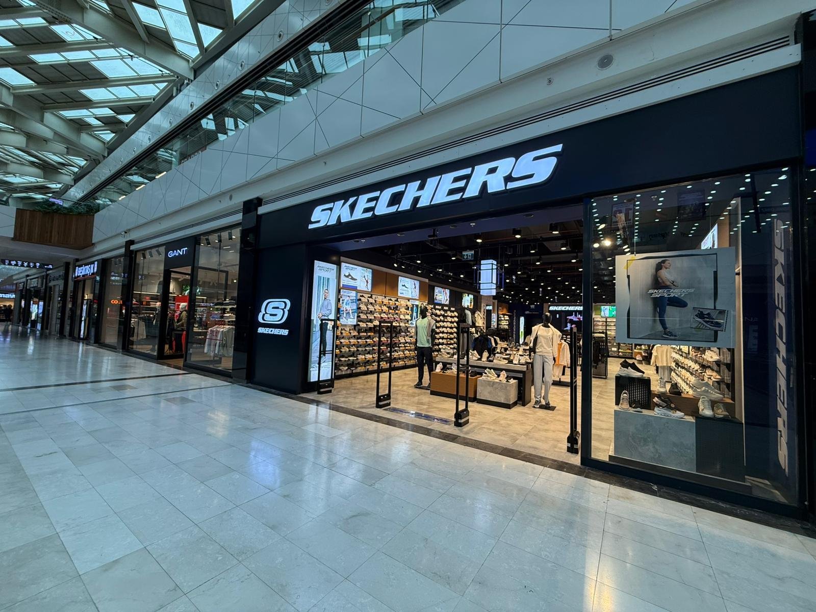 Skechers Store-Fassade mit Logo