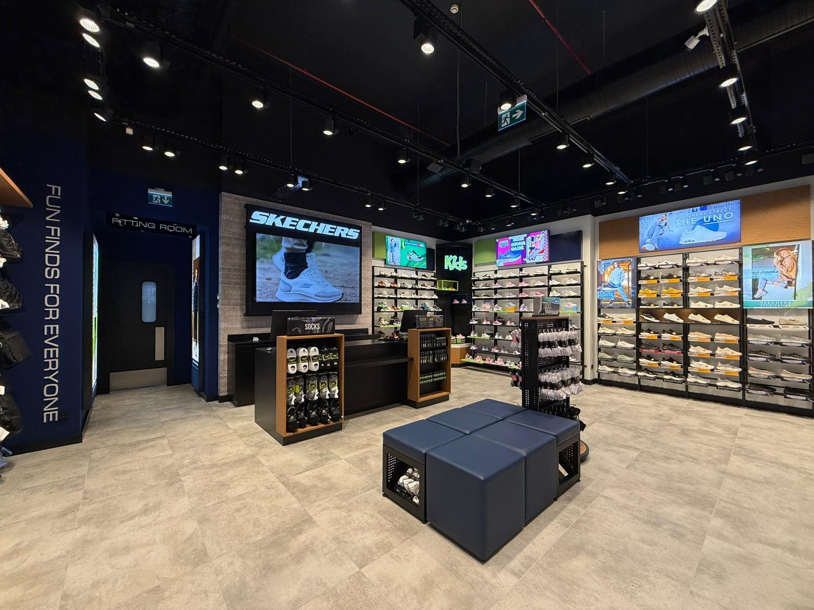 Ladenbau Skechers Edirne – Verkaufsfläche mit Schuhwänden