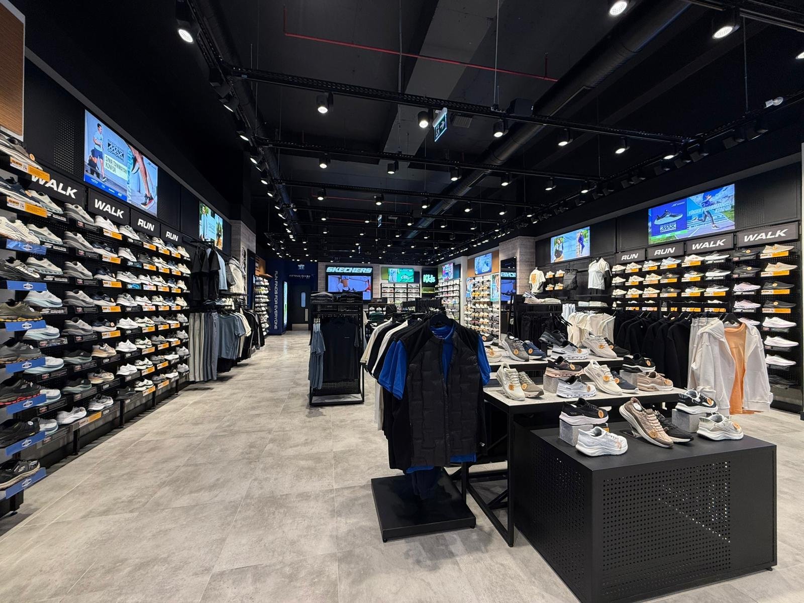 Ladenbau Skechers Edirne – Verkaufsfläche mit Podesten