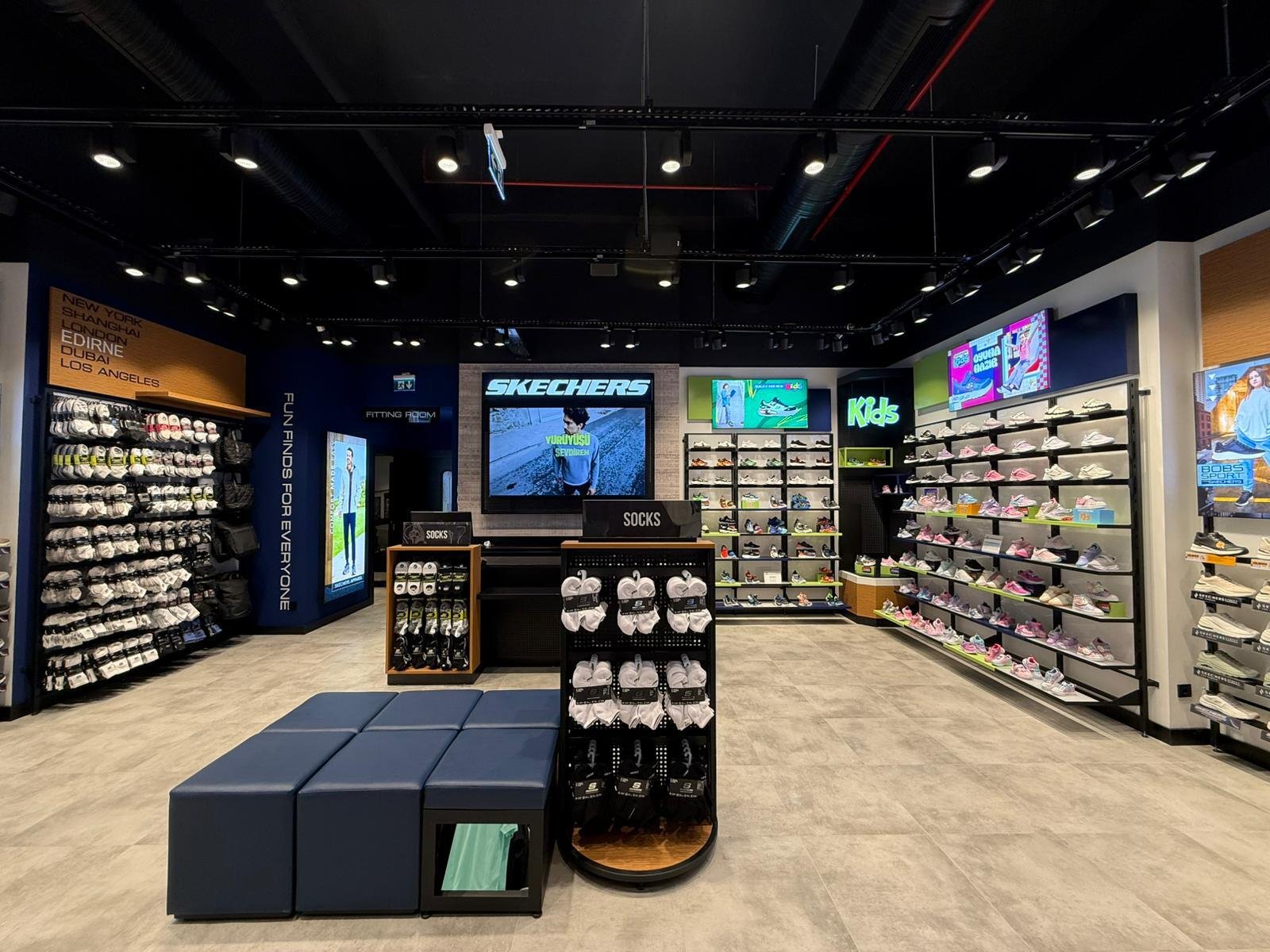 Ladenbau Skechers Edirne – Verkaufsfläche mit Bildschirm
