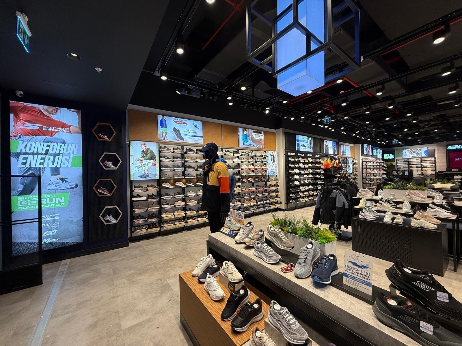Ladenbau Skechers Istanbul – Eingang mit digitalen Displays
