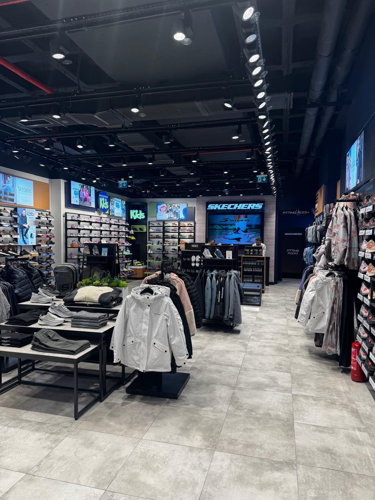 Ladenbau Skechers Istanbul – Mittelbereich mit Jacken