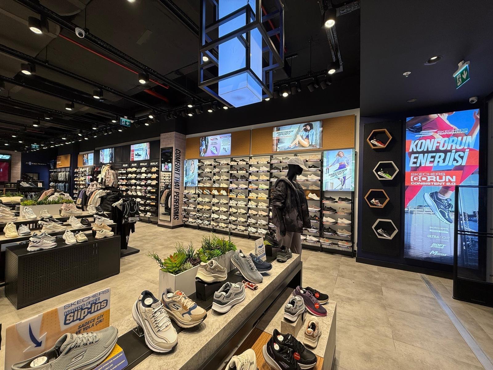 Schuhpräsentation mit Markendisplays