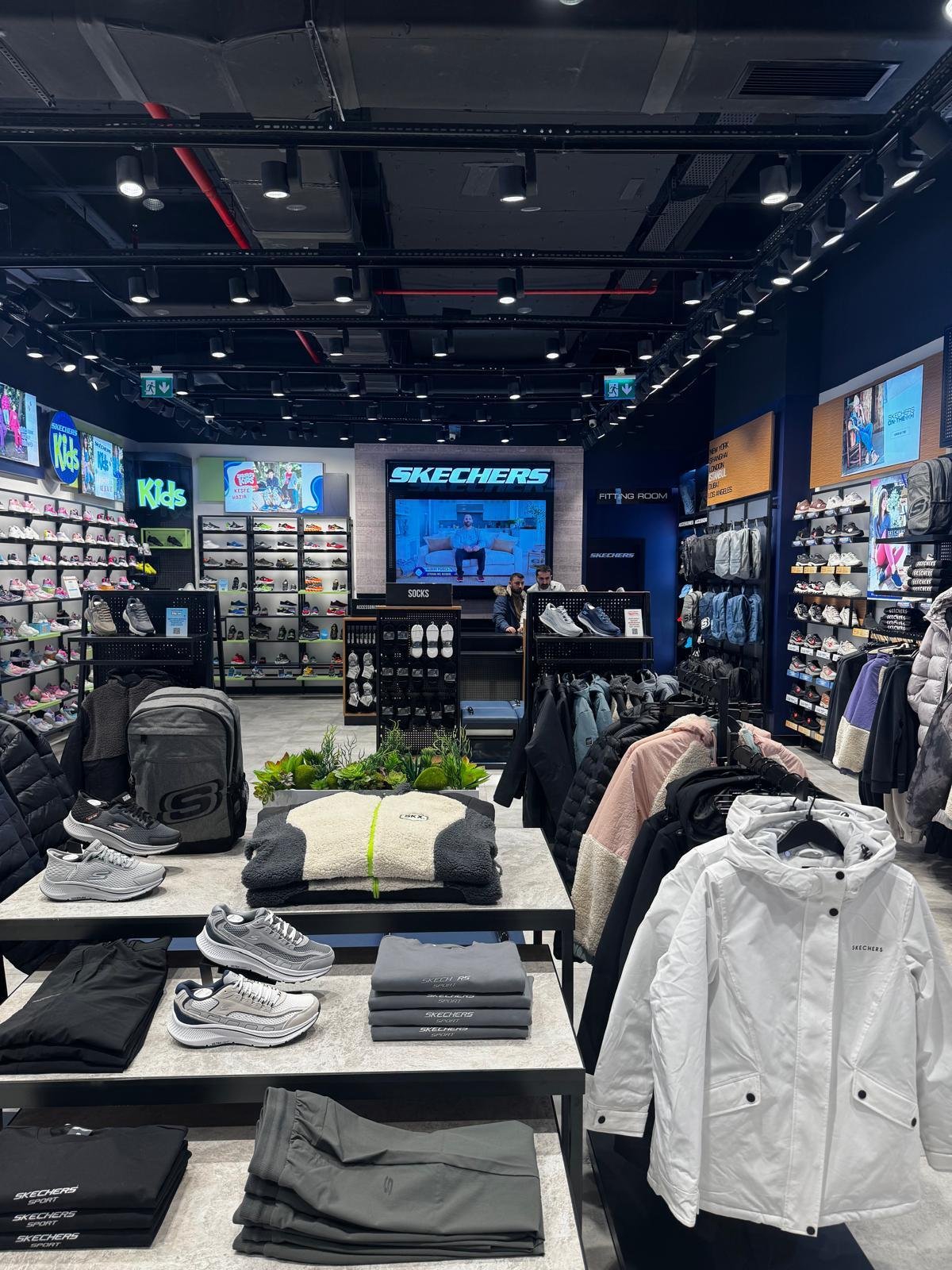 Ladenbau Skechers Istanbul – Beleuchtete Schuhwand