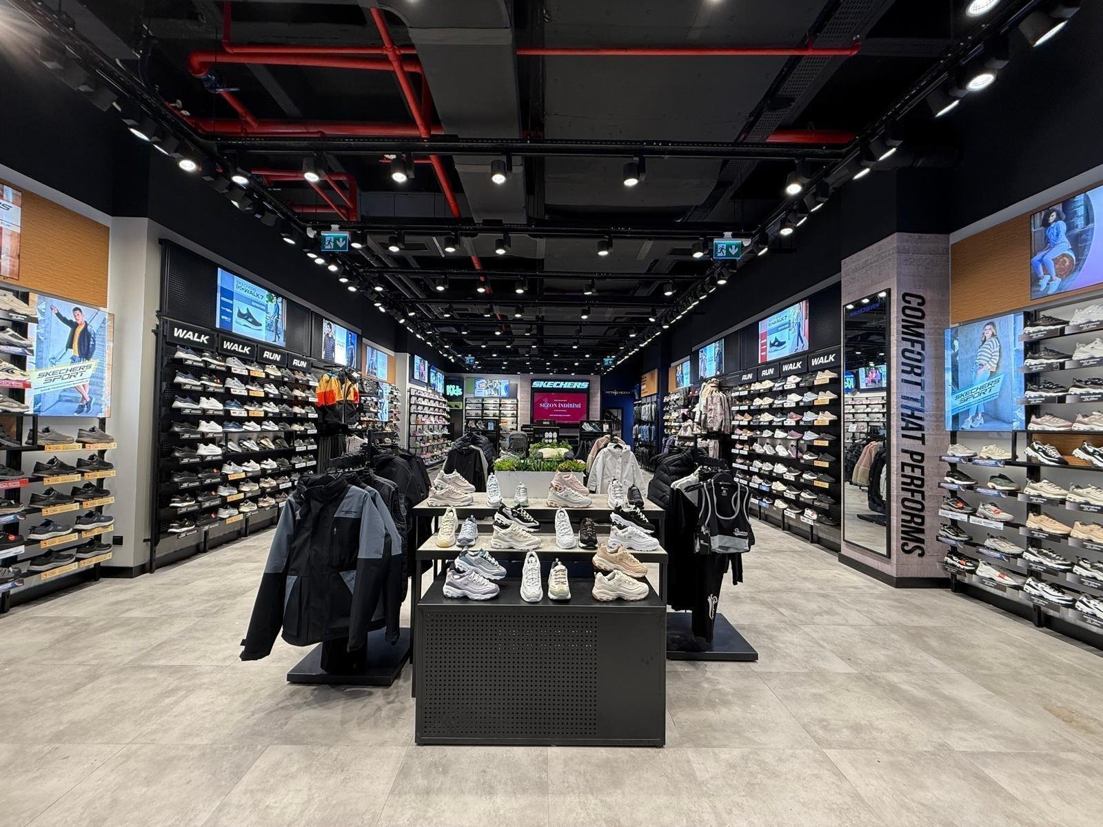 Ladenbau Skechers Istanbul – Verkaufsfläche mit Schuhwänden