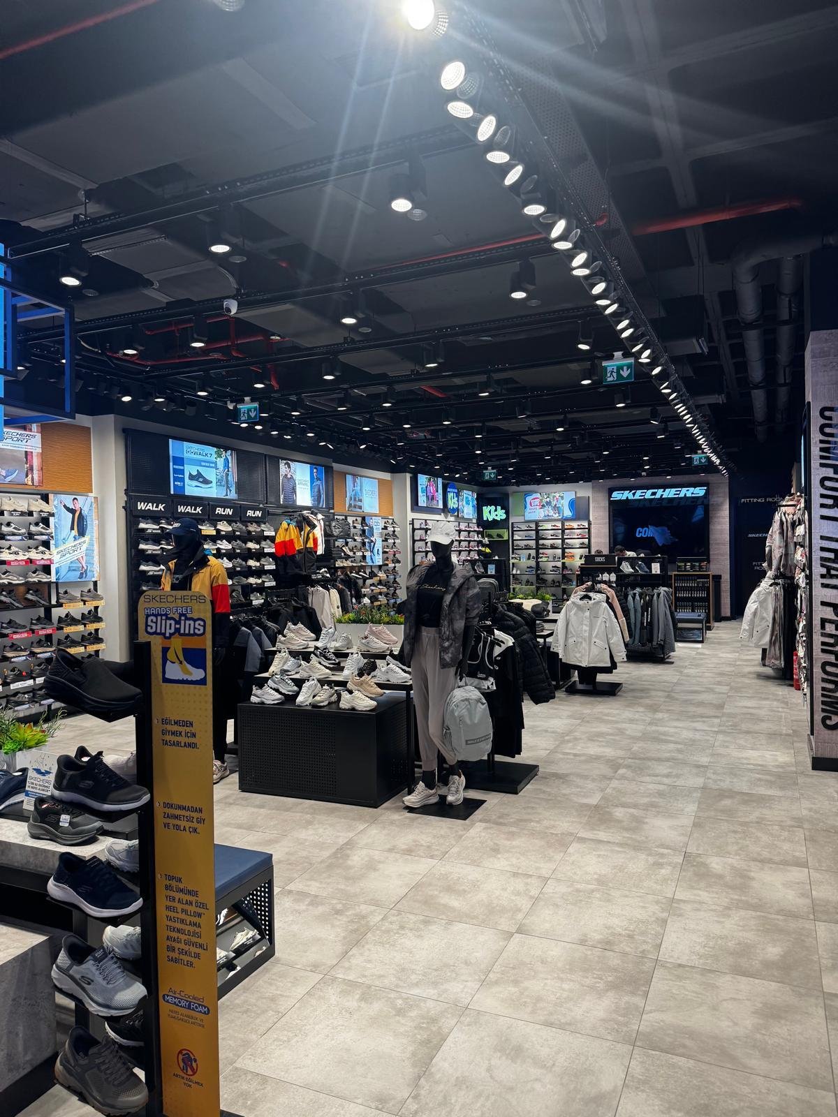 Ladenbau Skechers Istanbul – Innenansicht mit Podesten