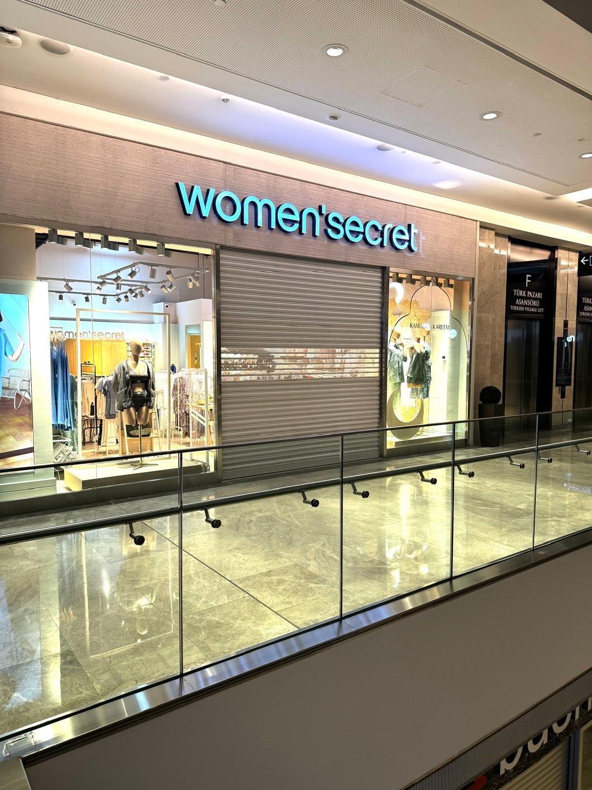 Storefront mit beleuchtetem Logo