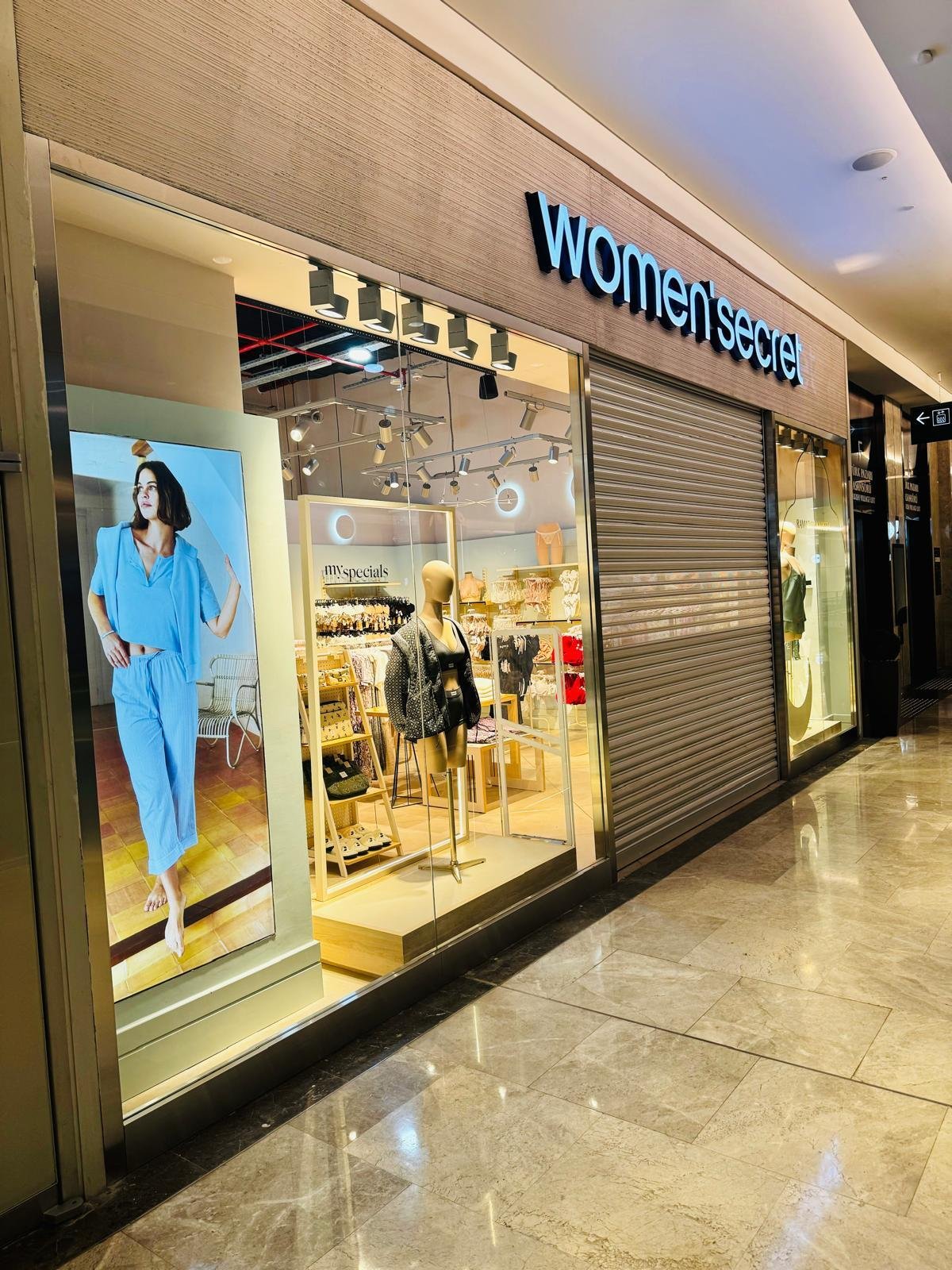 Ladenbau Womensecret Istanbul – Schaufenster mit Werbedisplay