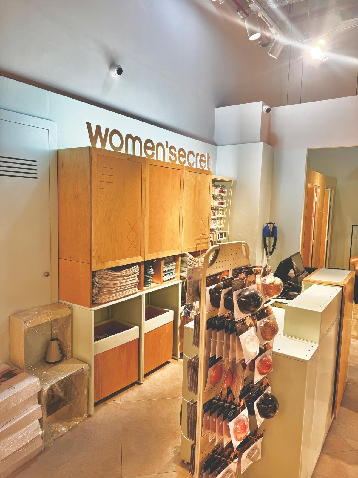Ladenbau Womensecret Istanbul – Wandregal mit Produkten