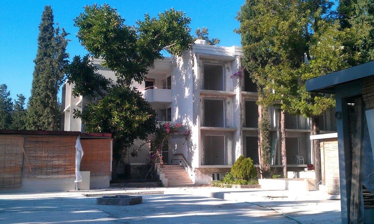 Außenansicht des LIV Hotel by Bellazure in Bodrum vor beziehungsweise während der Erneuerung.