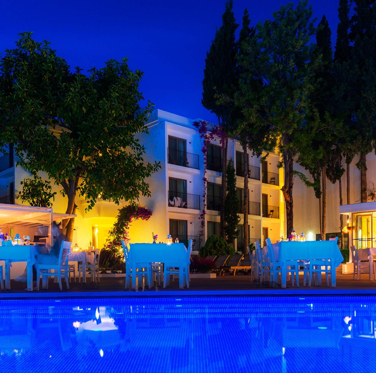 LIV Hotel by Bellazure in Bodrum mit beleuchtetem Pool, Außenbereichen und renovierter Hotelanlage.