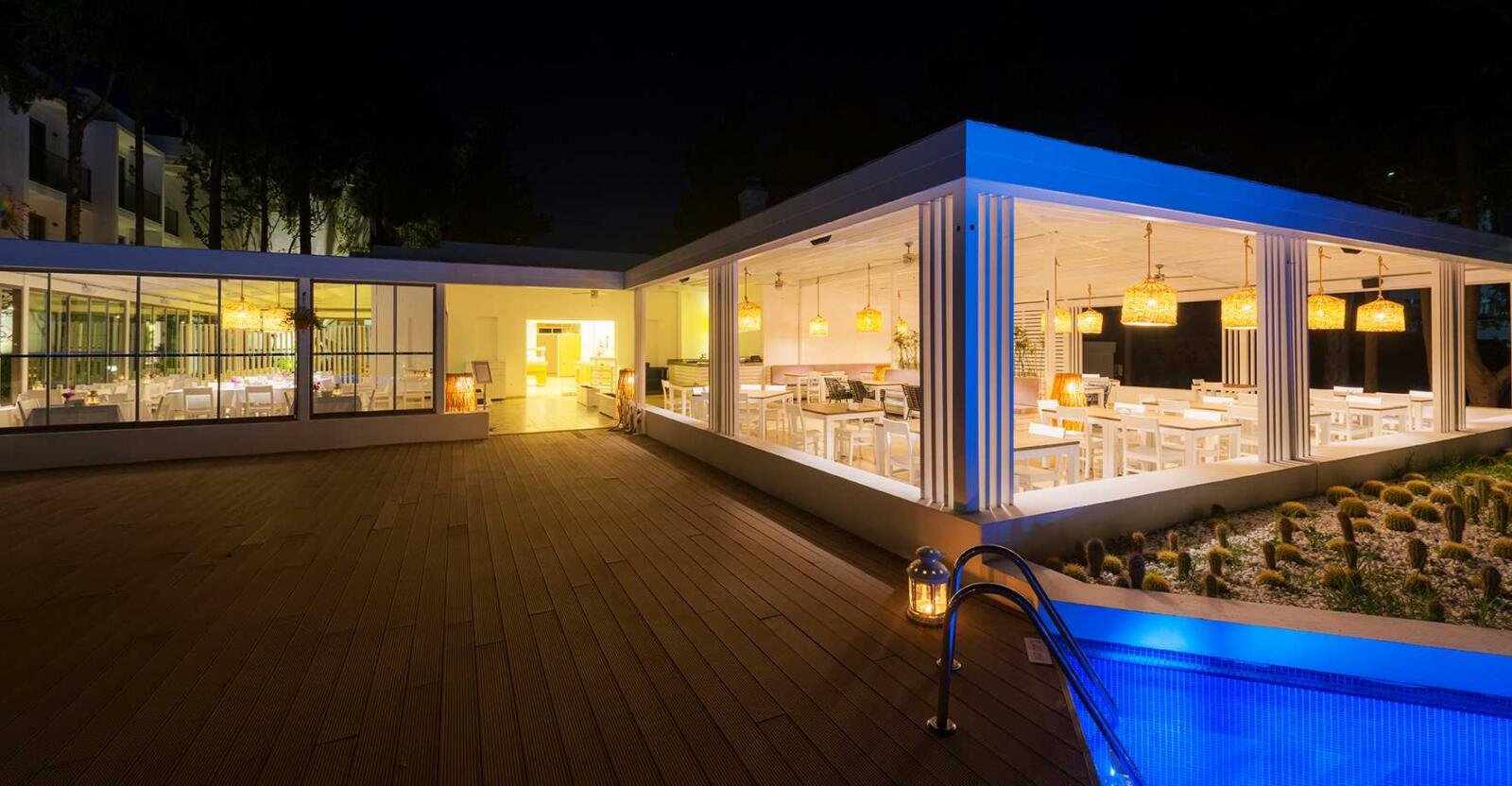 Offener Bar- und Terrassenbereich des LIV Hotel by Bellazure neben dem Pool.