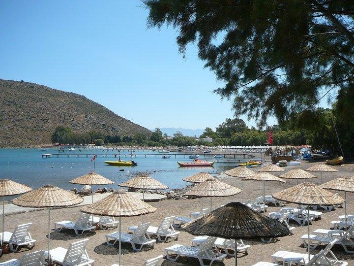 Privater Strandbereich des LIV Hotel by Bellazure in der Karaincir-Bucht bei Bodrum.