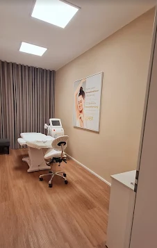 Behandlungsraum mit professionellem Kosmetikgerät