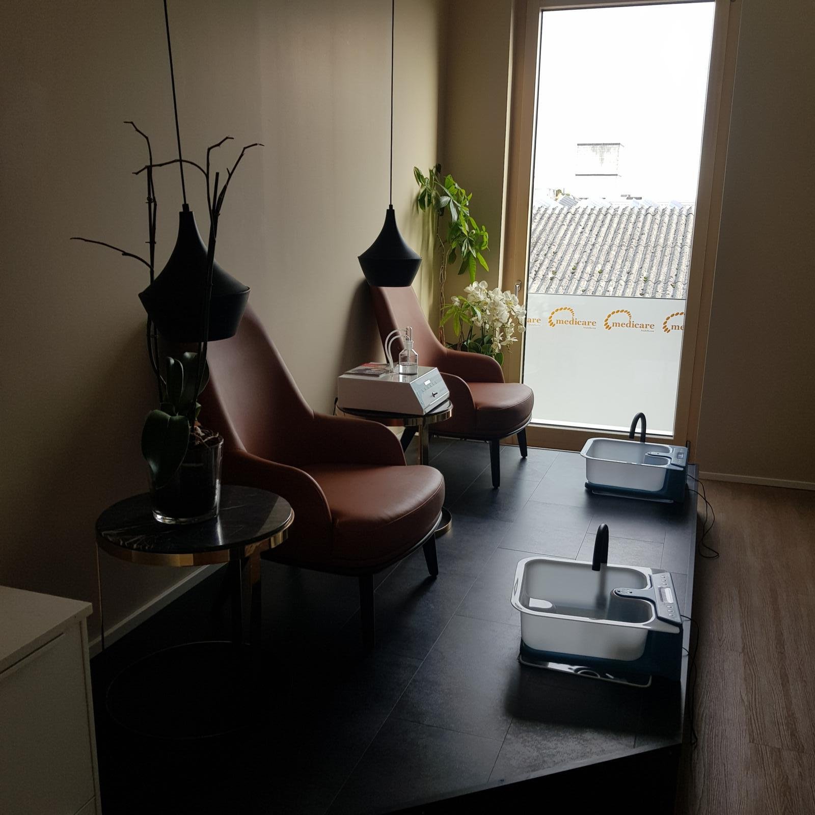 Behandlungsraum mit ergonomischem Stuhl