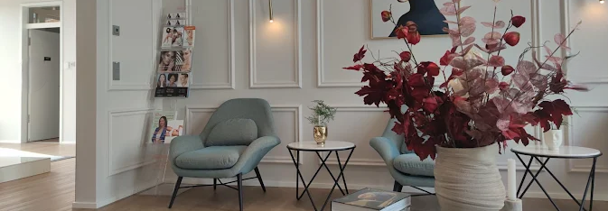 Flur mit Spiegel und Blumenarrangement