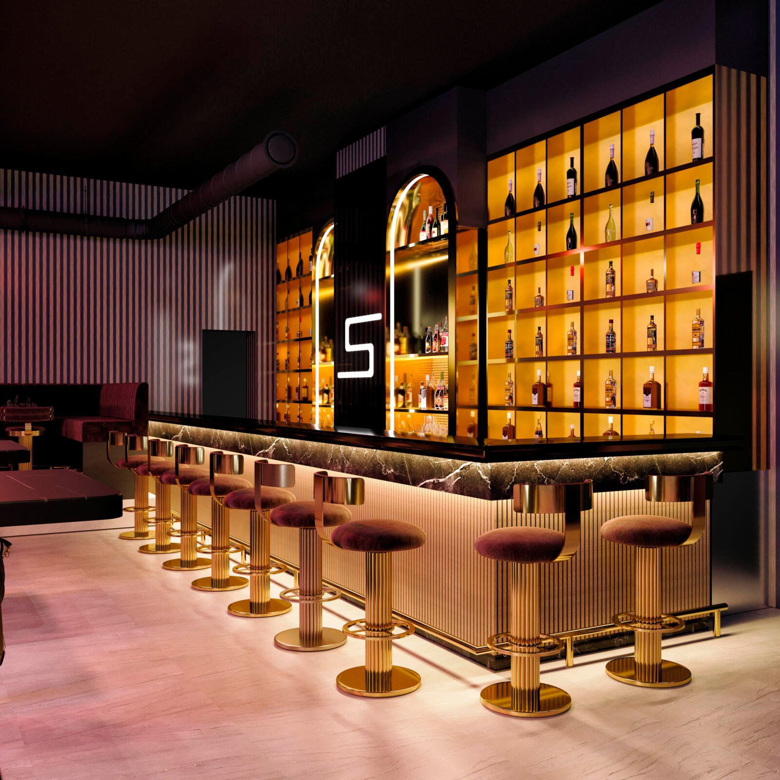 Barbereich im Nachtclub-Design Offenbach mit goldfarbenen Barhockern, beleuchteten Regalen und warmer Atmosphäre