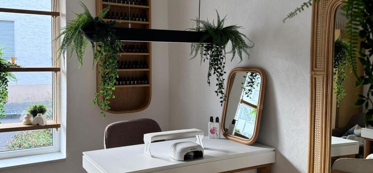 Nagelstudio-Design Hanau mit realisiertem Maniküreplatz, Spiegel und heller Möblierung