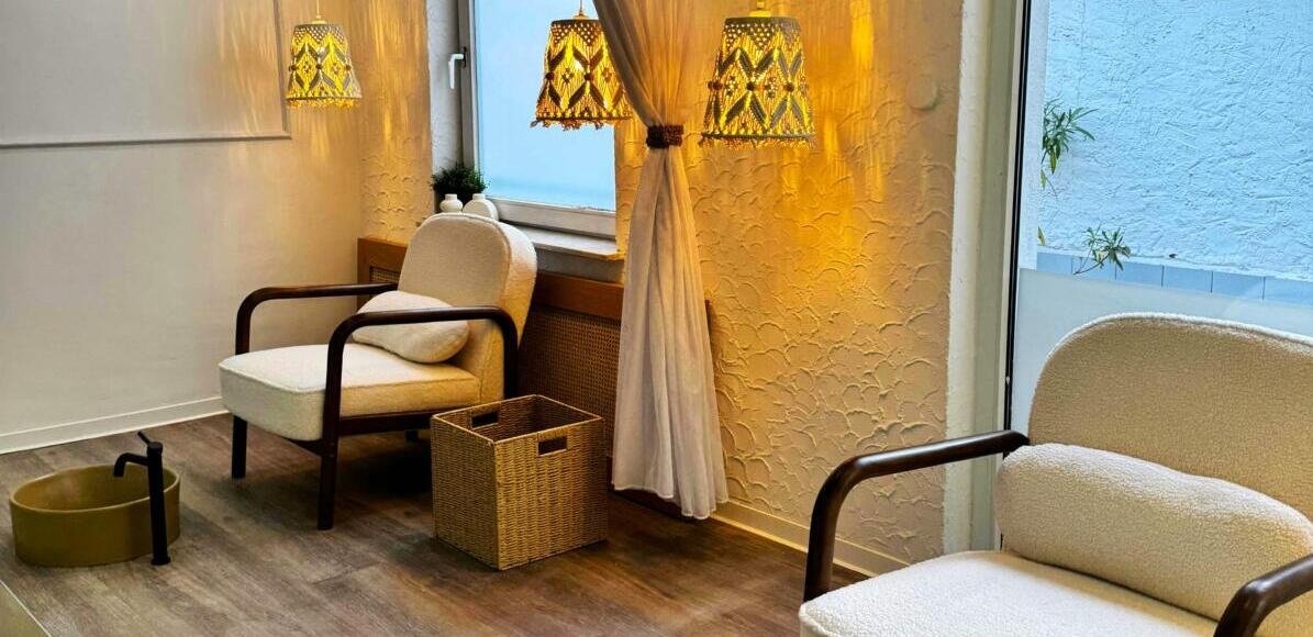 Nagelstudio-Design Hanau mit Sessel, Holzoberflächen und ruhiger Beauty-Studio-Atmosphäre