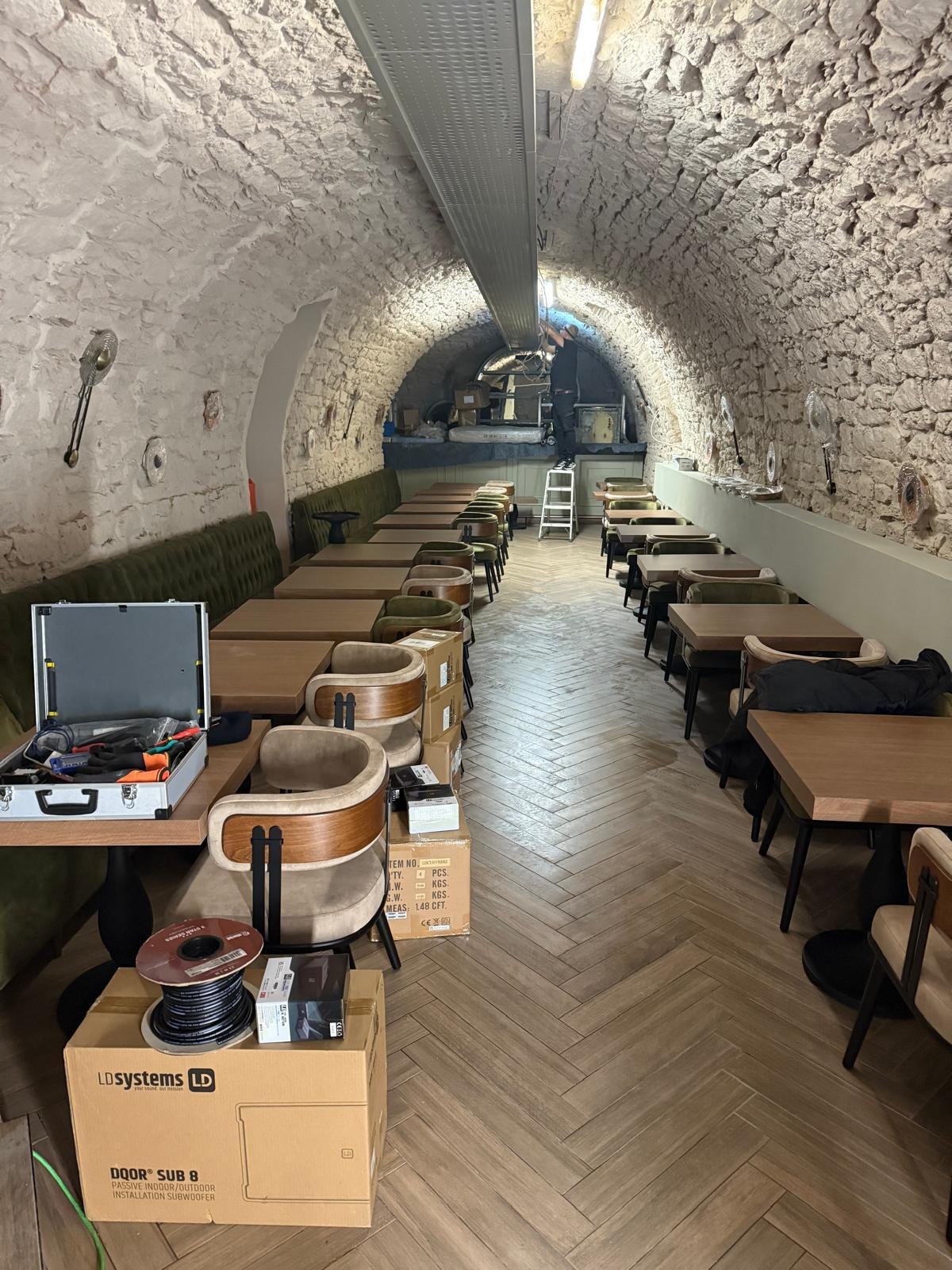 Restaurant Frankfurt Together – Einrichtung im Gewölbe