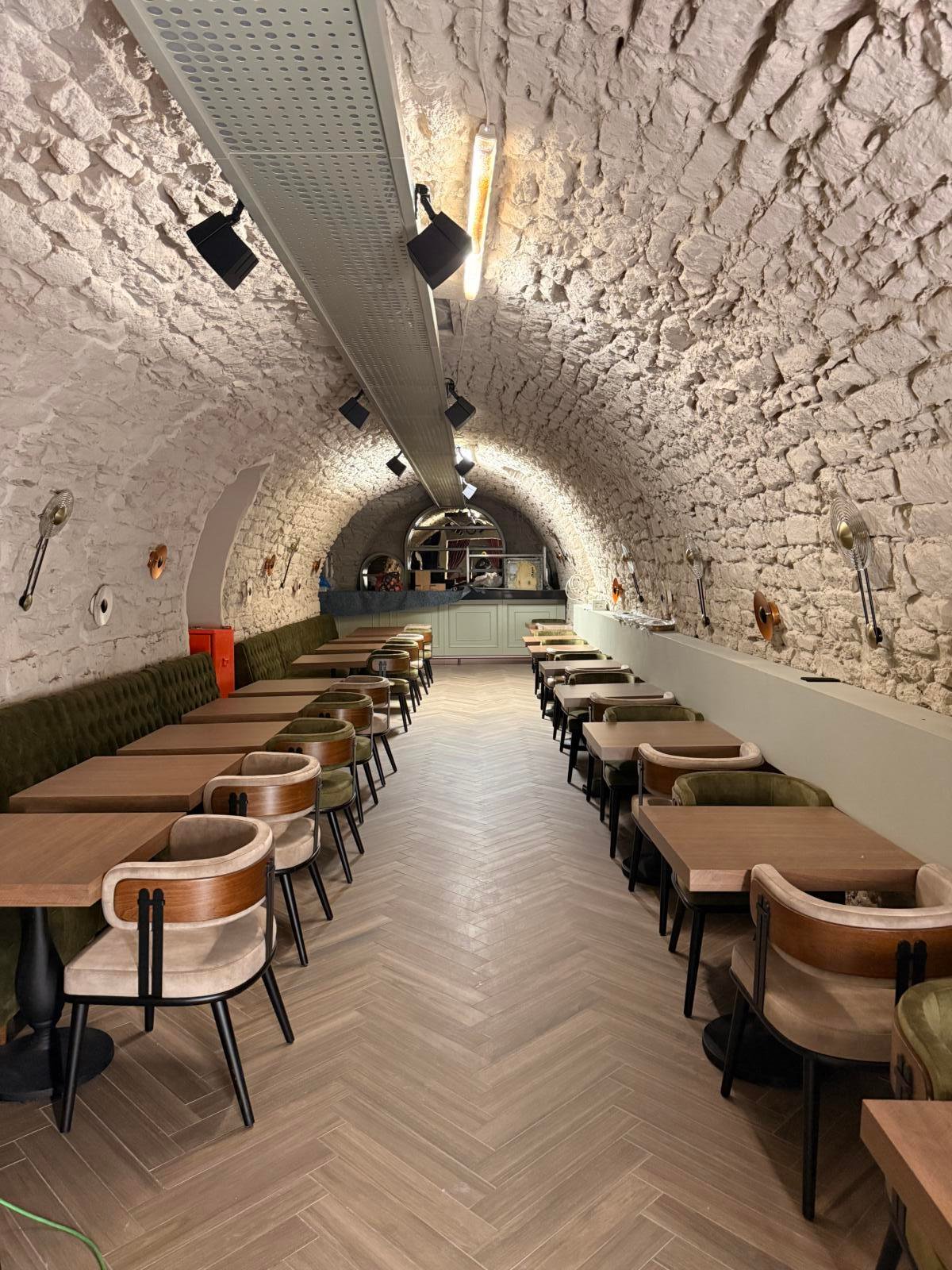 Restaurant Frankfurt Together – Gastraum mit Holztischen