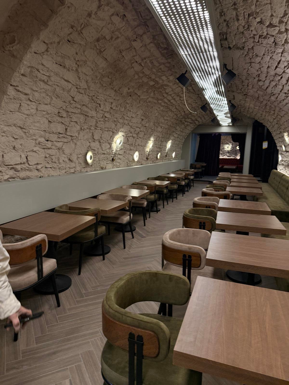 Restaurant Frankfurt Together – Gastraum mit Tischreihen