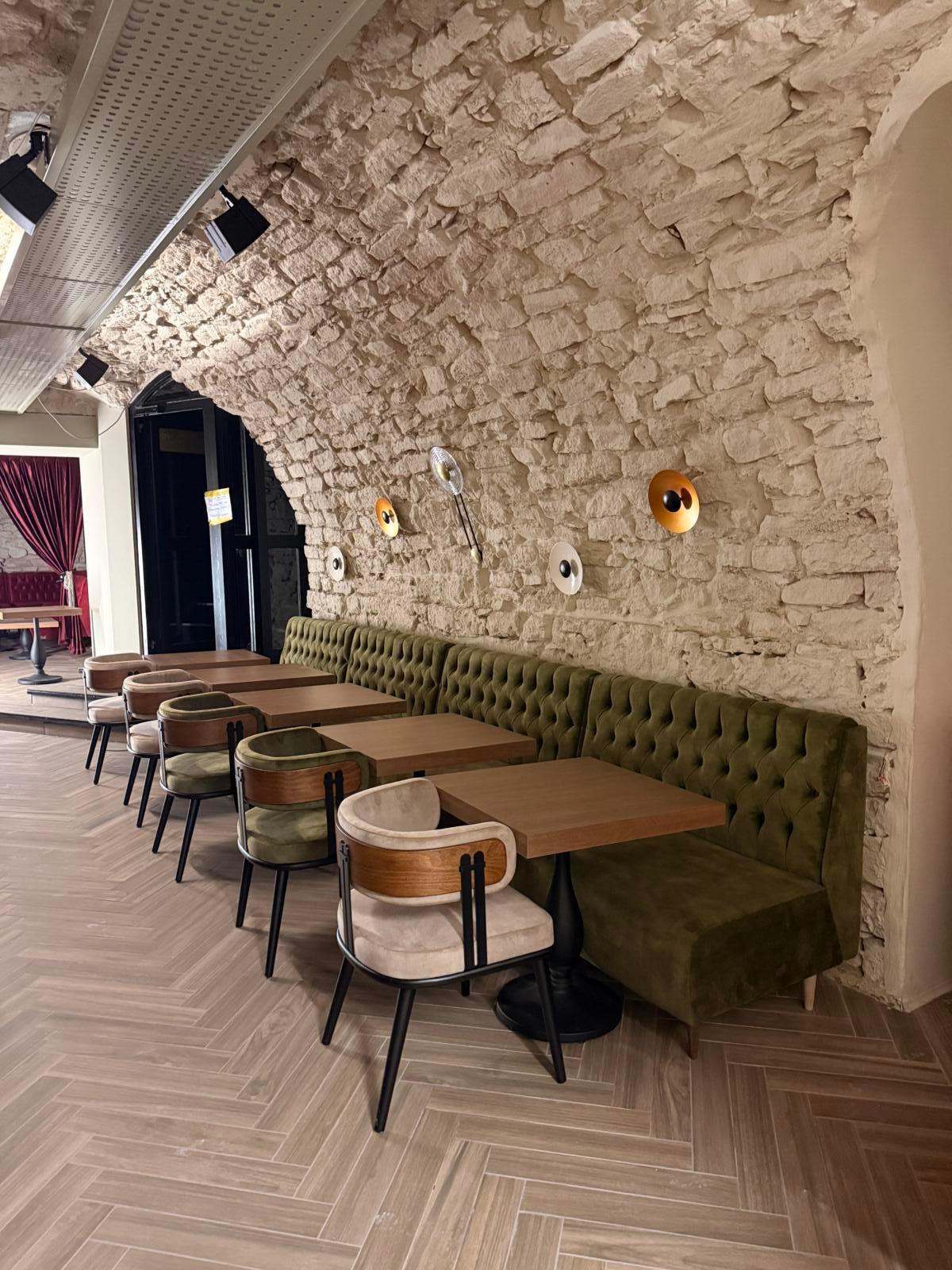 Restaurant Frankfurt Together – Samtbänke unter dem Gewölbe