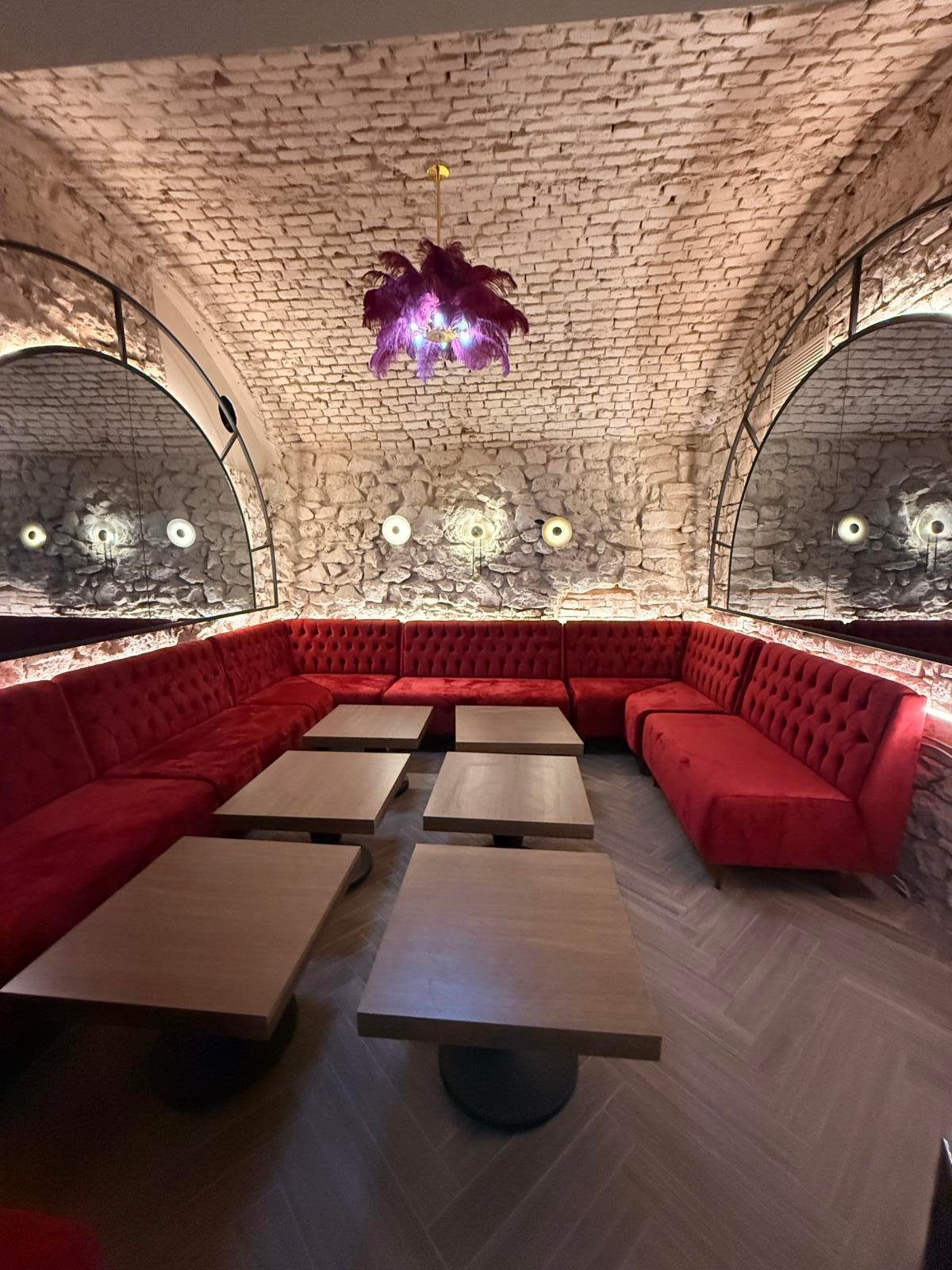 Rote Samt-Lounge mit Designerleuchte