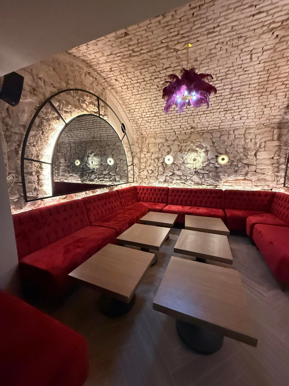 Restaurant Frankfurt Together – Rote Lounge-Sitznische