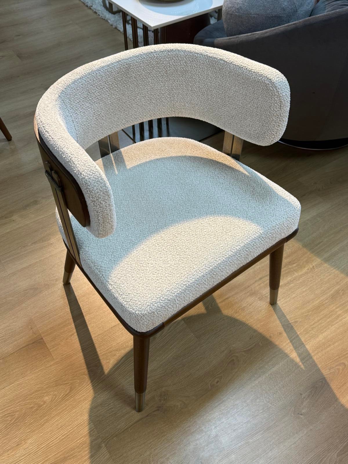 Designer-Stuhl mit weißem Bouclé-Bezug