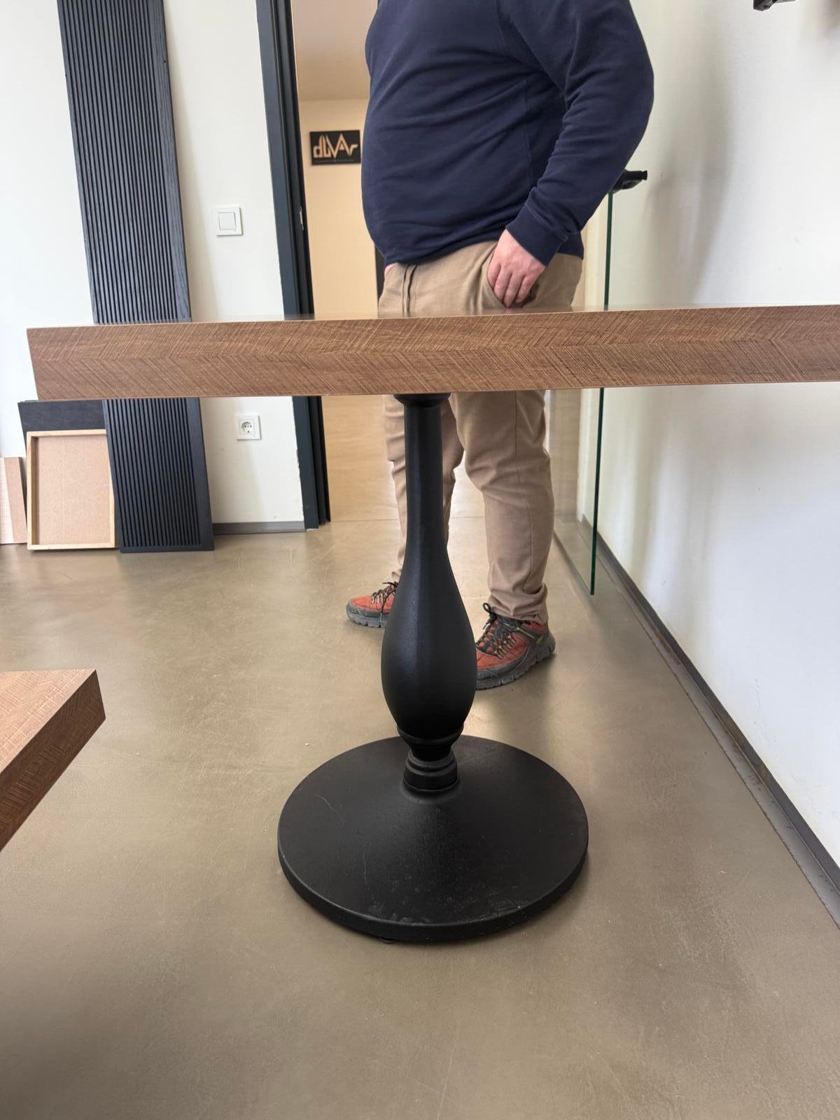 Maßgefertigter Tischfuß aus Holz und Metall