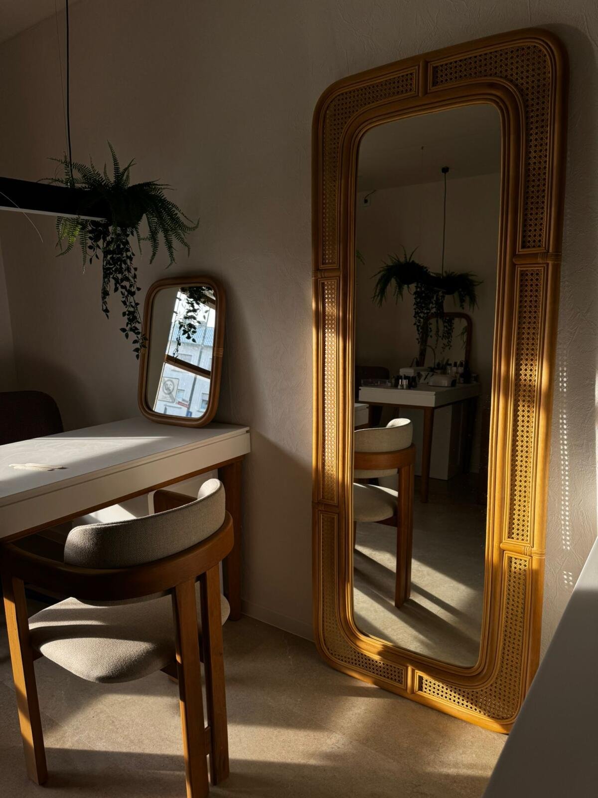 Großer Wandspiegel mit Holzrahmen und Maniküreplatz im Safe.el Beauty Studio