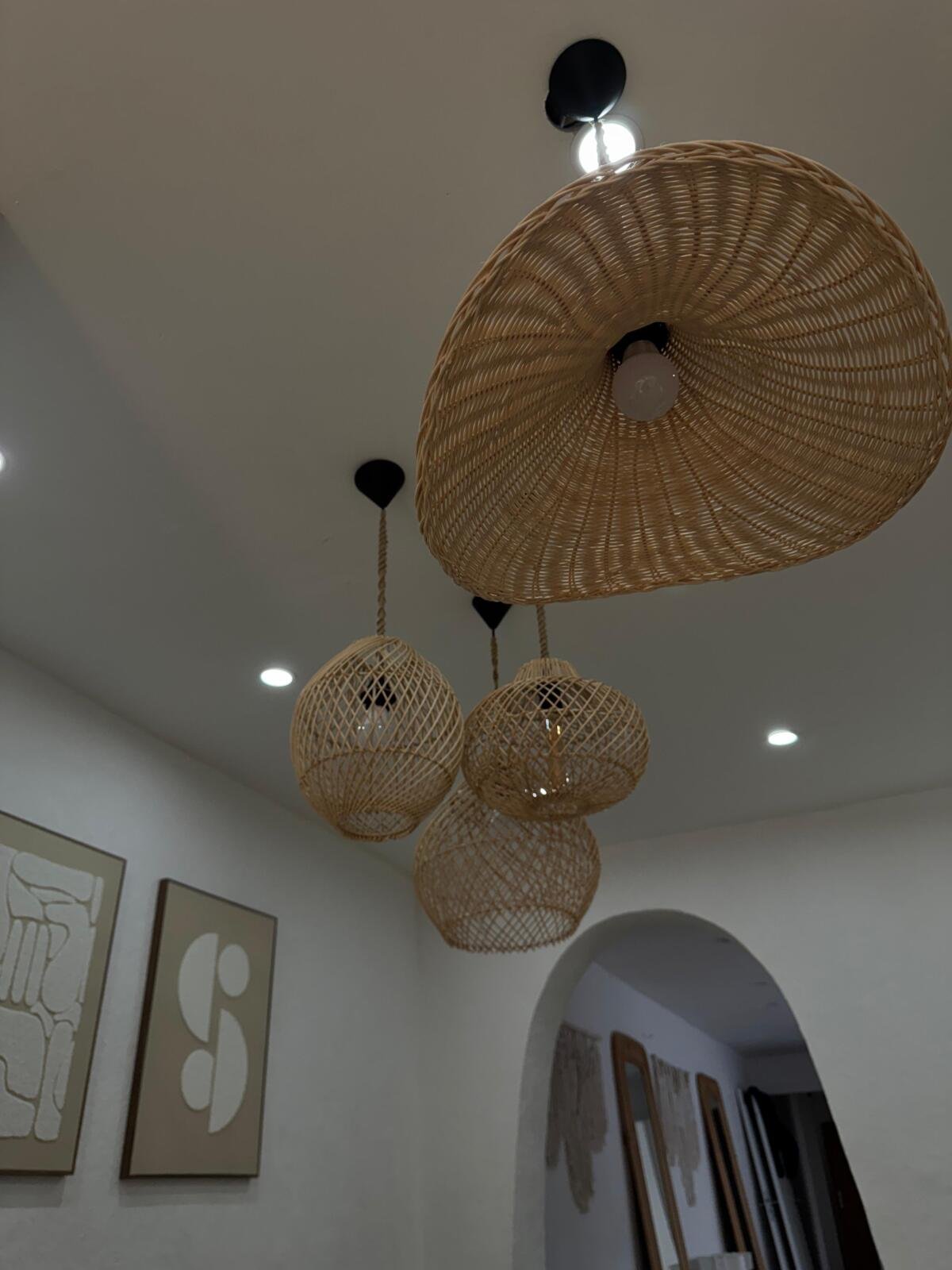 Korbleuchten an der Decke mit natürlicher Gestaltung und weicher Lichtstimmung