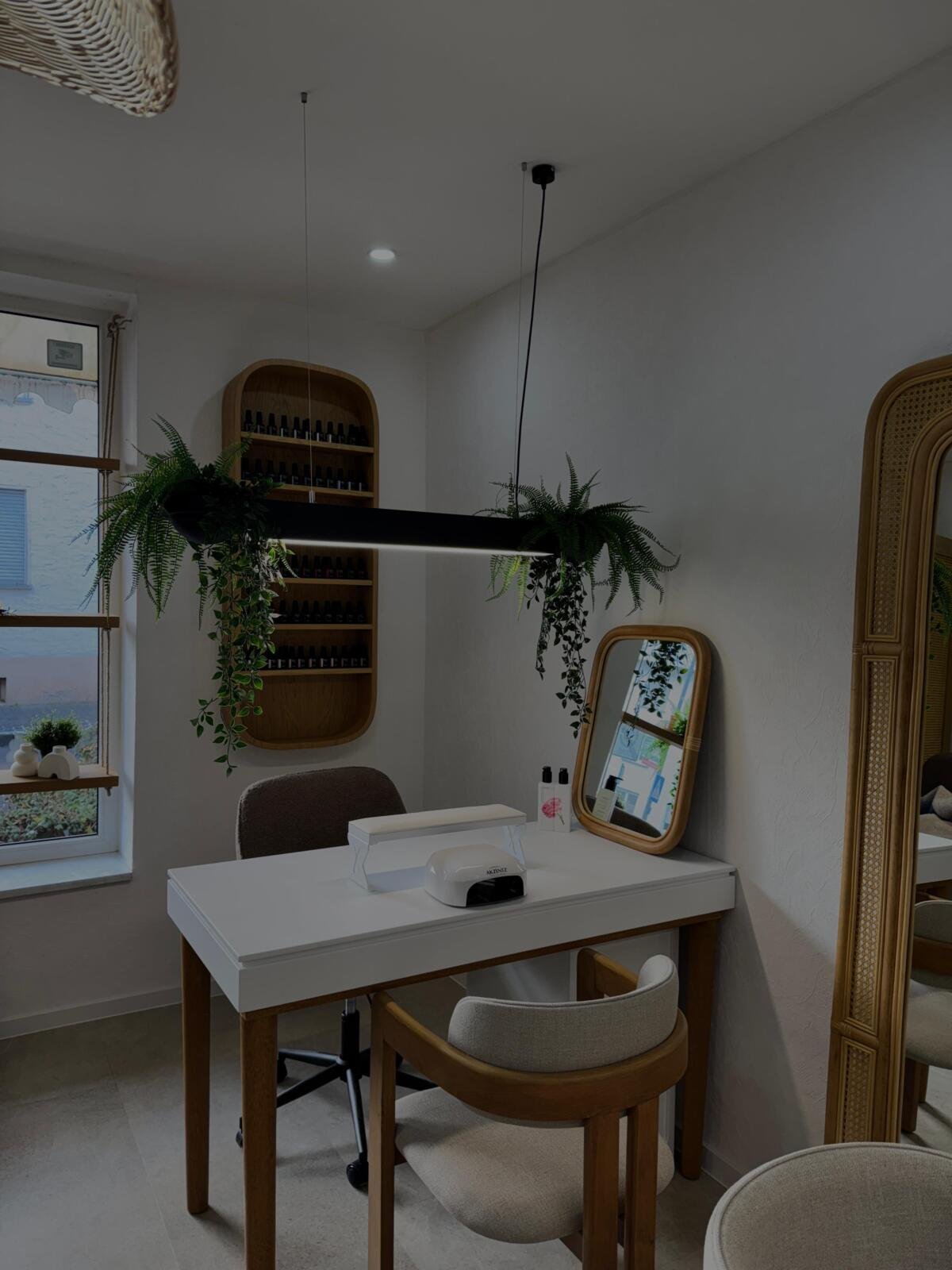 Maniküreplatz mit Fenster, Spiegel und Pflanzenakzent im Safe.el Beauty Studio