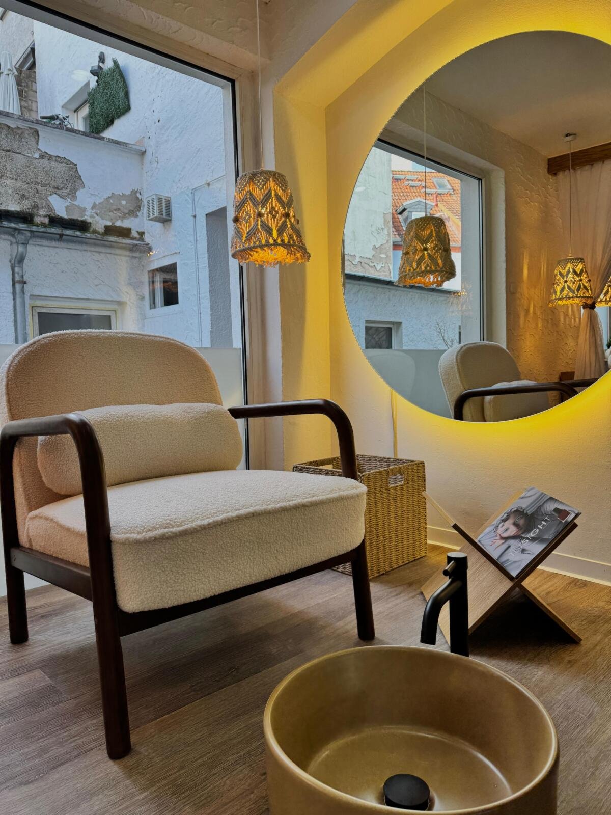 Realisierter Pedikürebereich mit Sessel, Spiegel und warmen Wandfarben im Safe.el Beauty Studio