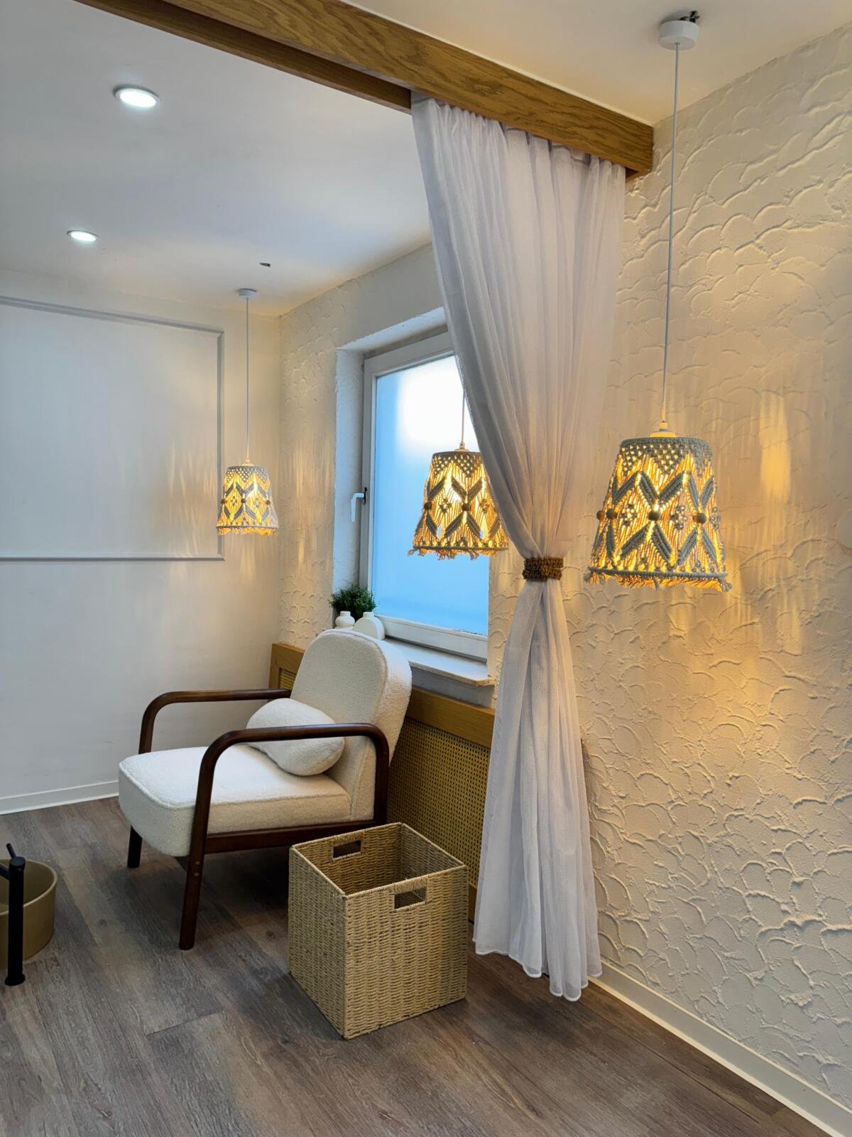 Sitzbereich mit Vorhang, Sessel und Beistelltisch im Safe.el Beauty Studio
