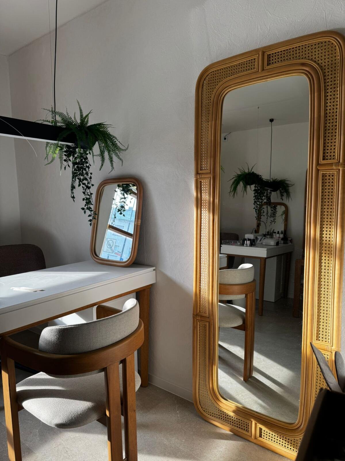 Spiegelbereich mit Maniküretisch, Stuhl und warmem Licht im Safe.el Beauty Studio