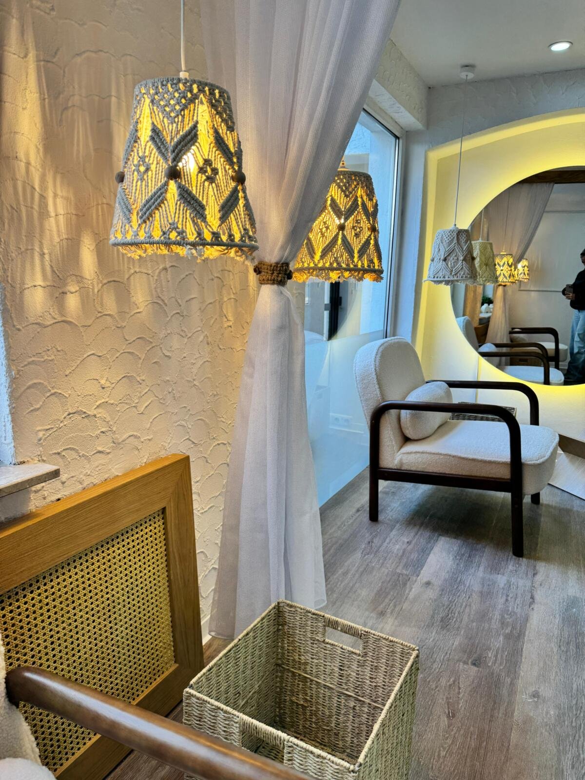 Dekorative Wandleuchten mit natürlichem Muster und warmer Lichtwirkung im Beauty Studio