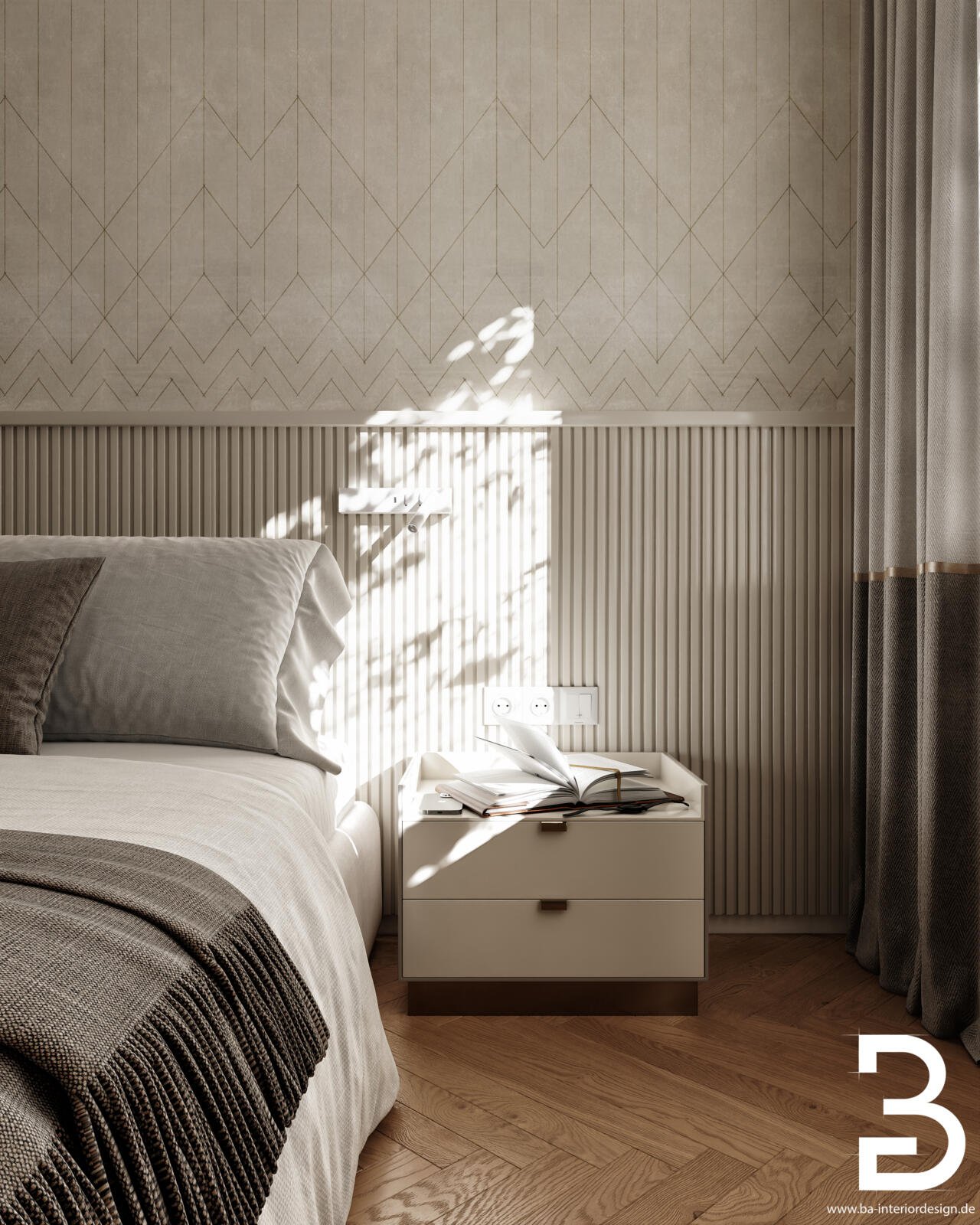 Detailansicht eines Hotelzimmers mit Nachttisch, dekorativer Beleuchtung und strukturierter Wand.