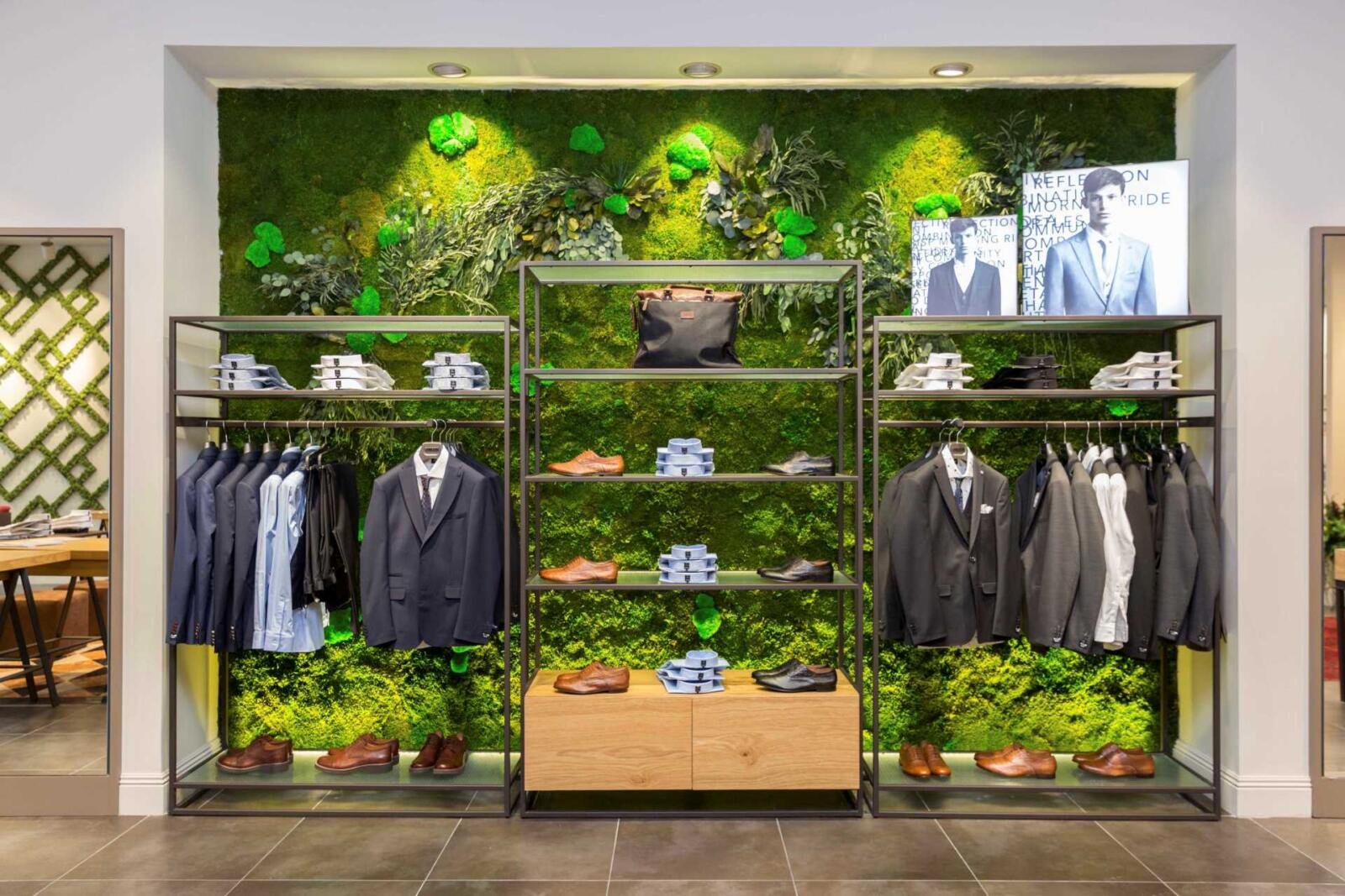 Damat Tween İstanbul Innenarchitektur – begrünte Wand mit Kleiderregal
