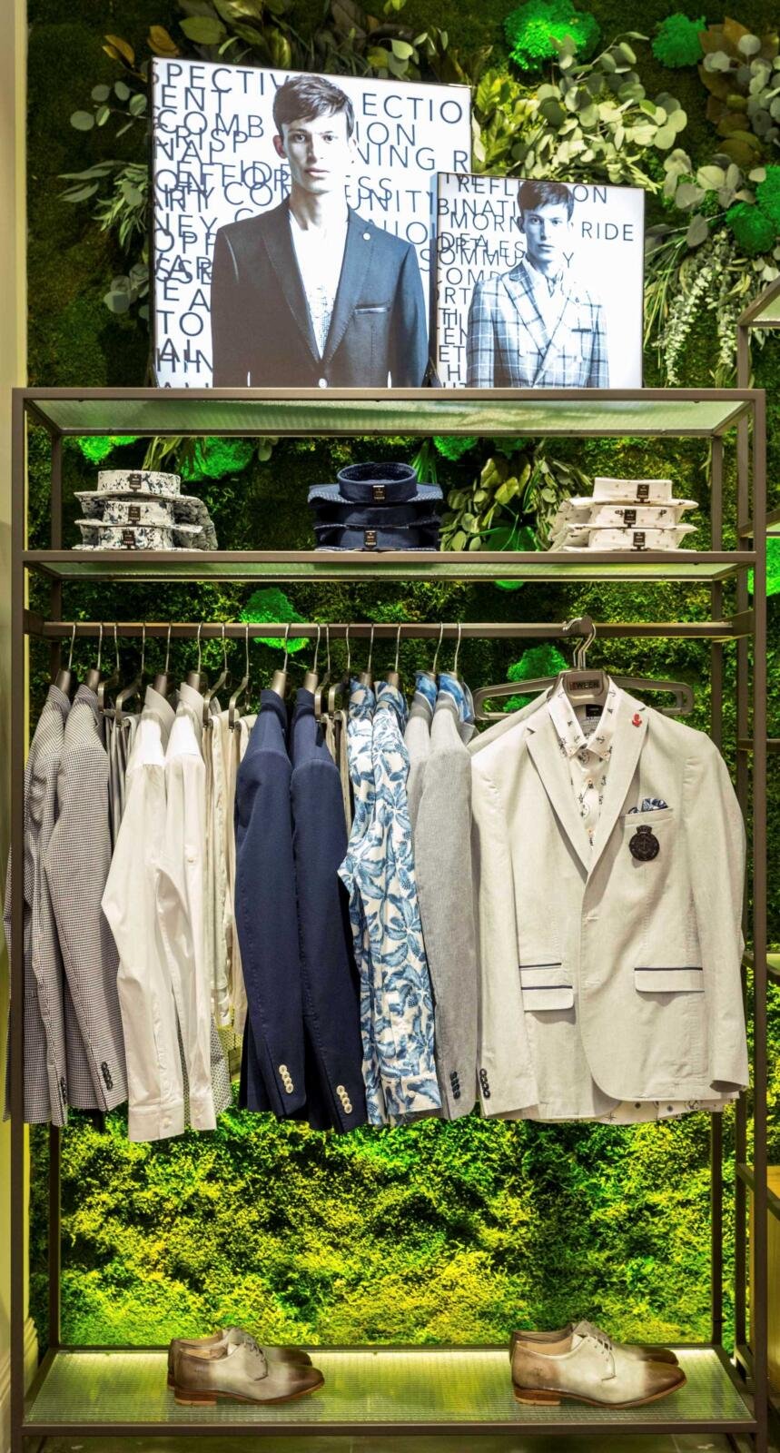 Damat Tween İstanbul Store – Herrenmode-Regal mit begrüntem Wandelement