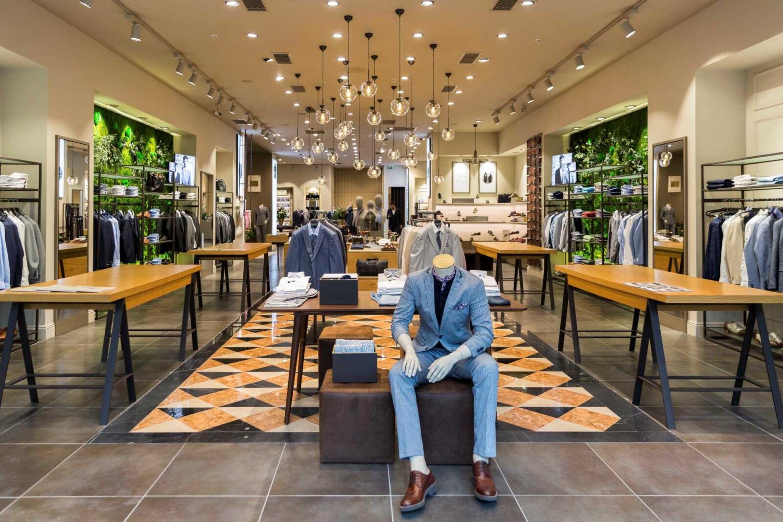 Präsentationstisch mit sitzendem Model im Verkaufsraum