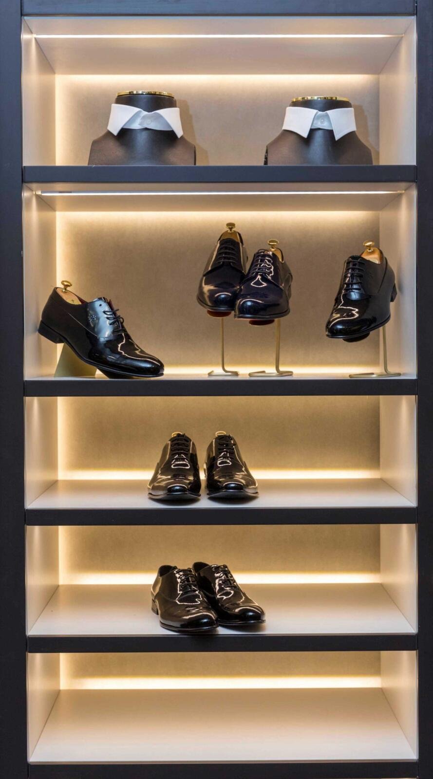 Damat Tween İstanbul Store – beleuchtete Schuhvitrine mit Herrenschuhen