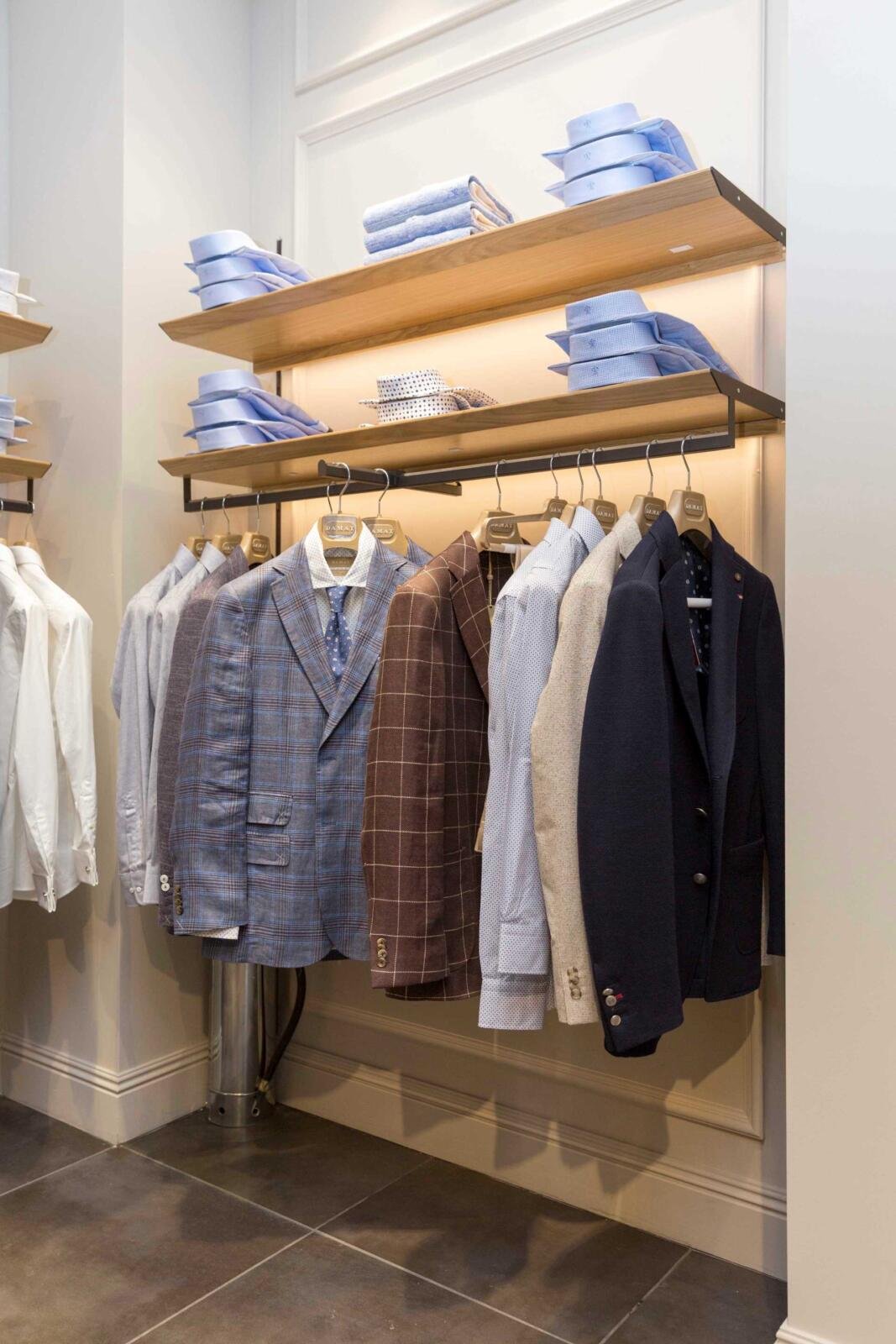 Damat Tween İstanbul Innenarchitektur – Kassenbereich mit offener Regalwand