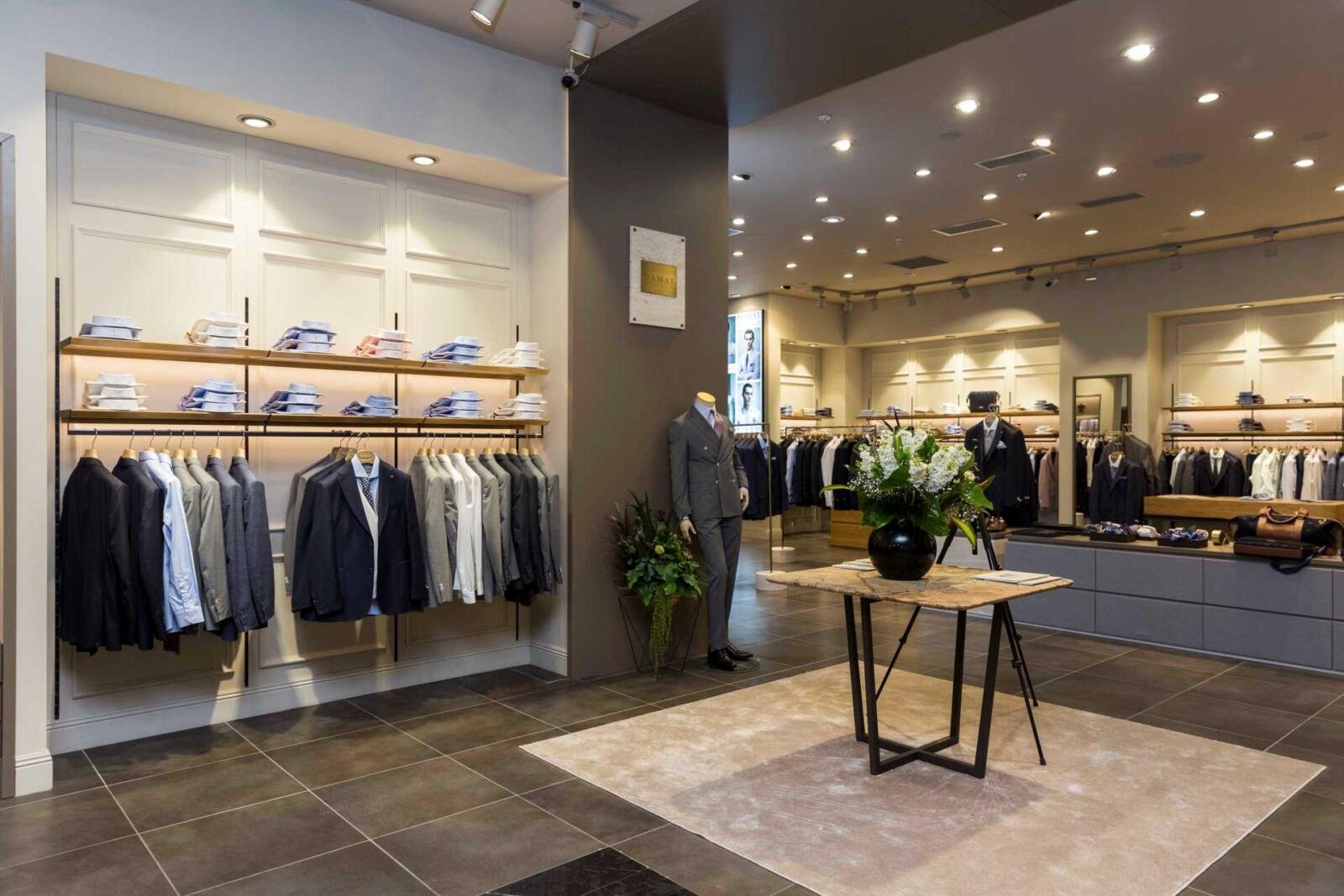 Damat Tween İstanbul Innenarchitektur – Sitzecke mit gelbem Sessel im Verkaufsraum