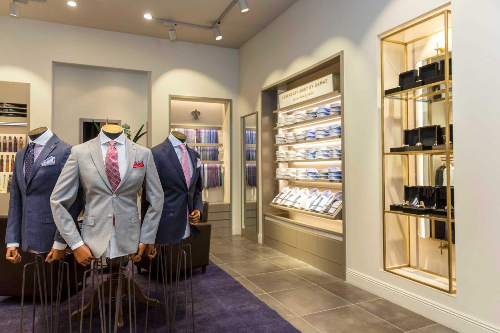 Damat Tween İstanbul Store – Regalwand mit Hemden und Anzügen