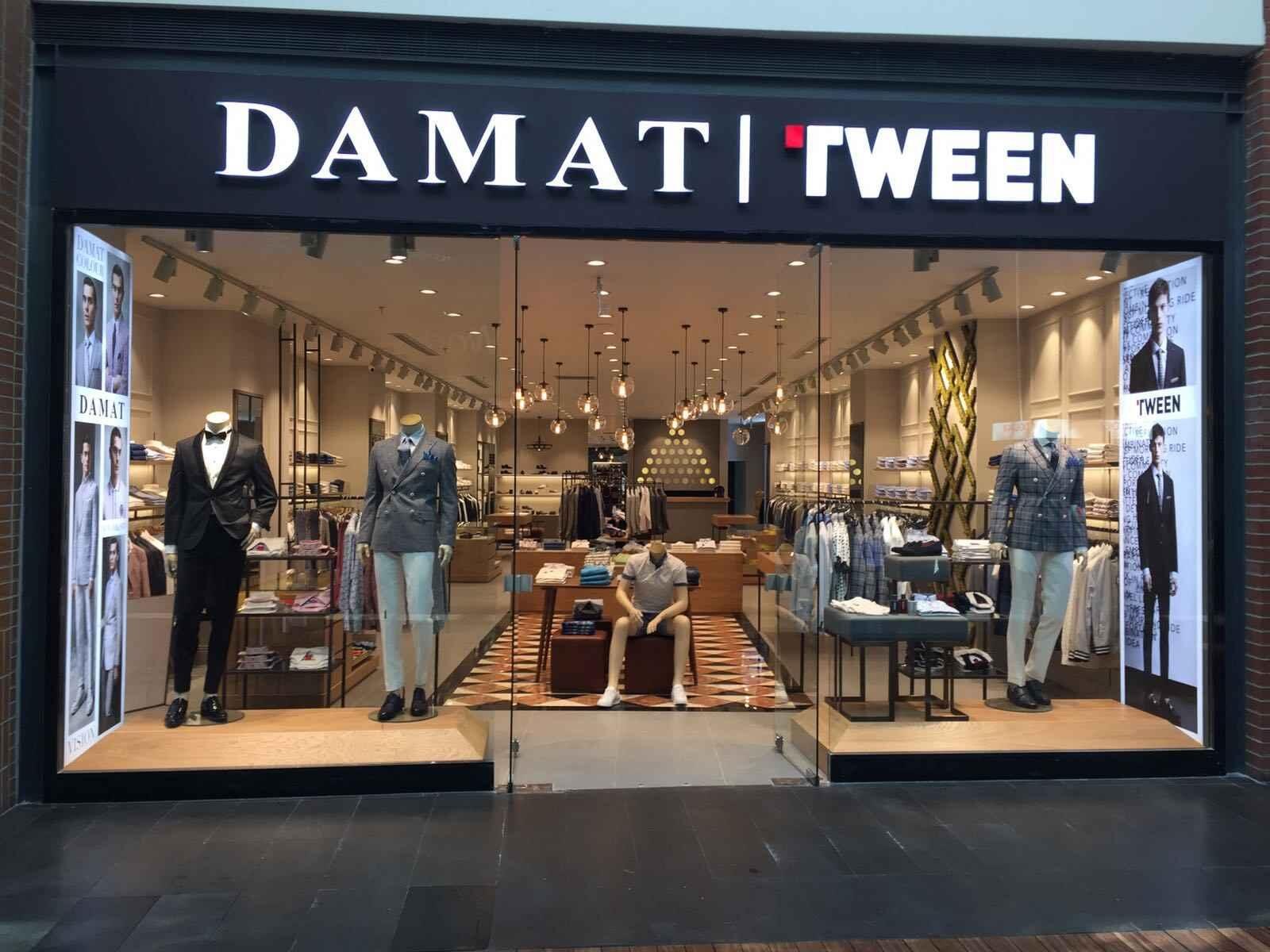 Beleuchtetes Schaufenster mit Herrenmode-Kollektion
