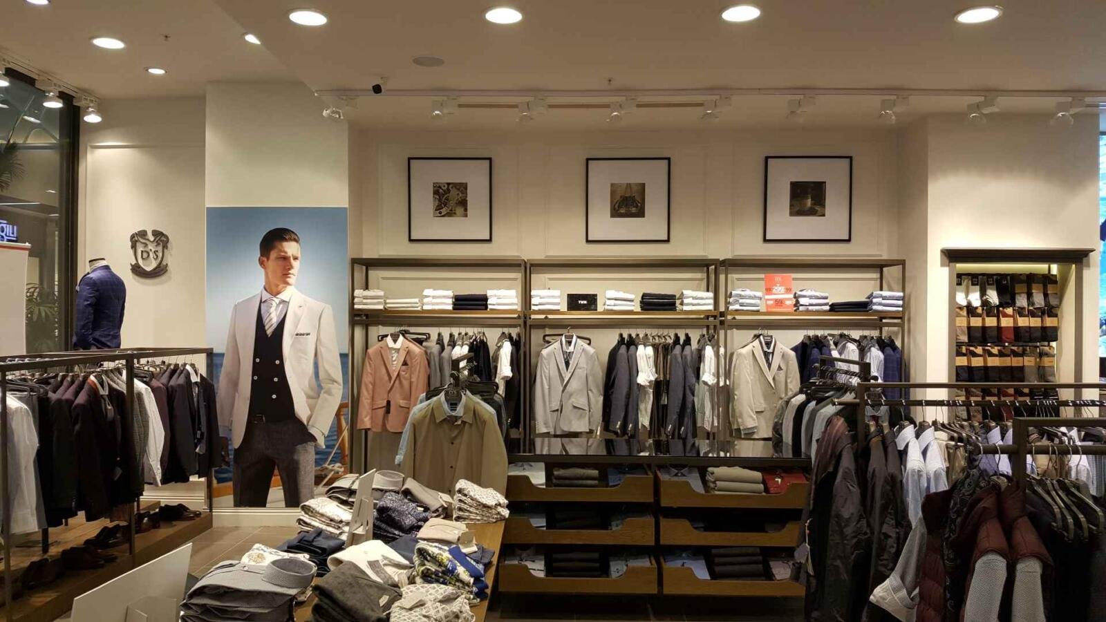 Produktdisplay mit Herrenmode